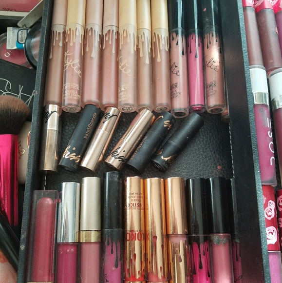 I have a ton of makeup top brands ask me what your - Picture 2 of 7